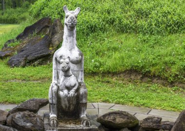 Dietikon, İsviçre - Mayıs 2017: Bruno Weber Park'ta bir bebek heykel ile şirin Kanguru