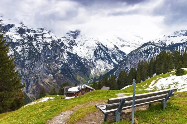 Banco Com Vista Para Alpes Suíços — Fotografia de Stock