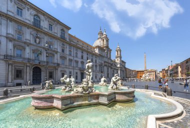 Roma, İtalya - Ağustos 2018: Sıcak yaz gününde Piazza Navona, Çeşme