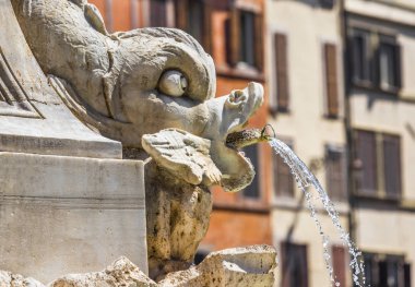Çeşme parçası şehrin sokaklarında