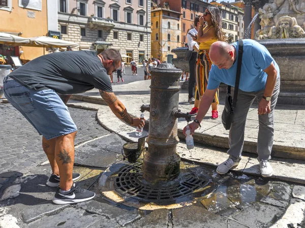 Rom Italien Augusti 2018 Turister Fylla Vattenflaskor Extremt Varm Sommardag — Stockfoto