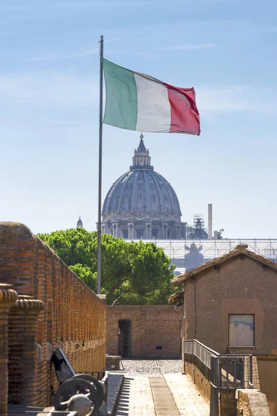 Italienska Flaggan Och Kupolen Katedralen San Pietro Vatikanen — Stockfoto