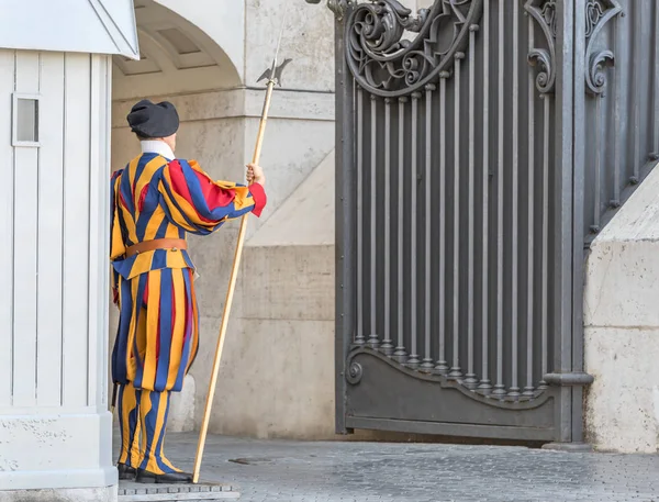 Ρώμη Ιταλία Αύγουστος 2018 Παραδοσιακή Ελβετική Φρουρά Στην Είσοδο Του — Φωτογραφία Αρχείου