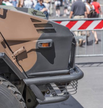 Rome, İtalya - Ağustos 2018: Şehrin sokaklarında, askeri araç