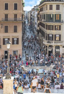 Rome, İtalya - Ağustos 2018: bir yaz gününde şehir sokakları, çok sayıda turist