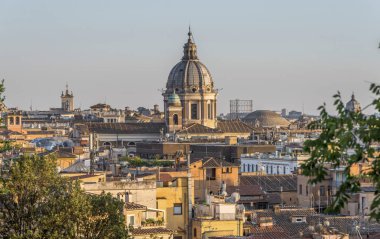 Çatılar ve kubbe Roma şehir merkezinin panoramik manzarasının