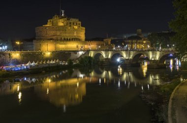 San'tangelo Kalesi ve Tiber Nehri üzerinde köprü üzerinde gece görünümü
