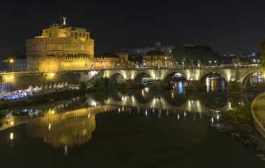 San'tangelo Kalesi ve Tiber Nehri üzerinde köprü üzerinde gece görünümü