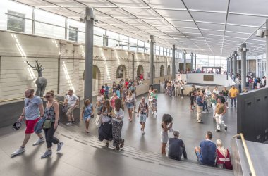 Roma, İtalya, - Ağustos 2018: Vatikan Müzeleri giriş salonunda
