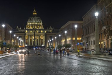 San Pietro Katedrali gece görünümü