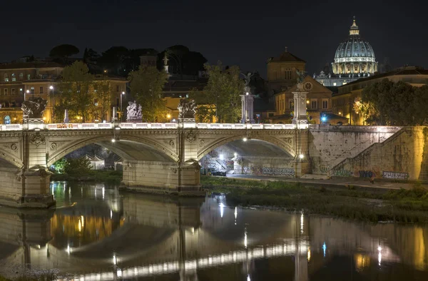 Natt Syn Bron Över Tibern Och Katedralen Kupol Pietro Rom — Stockfoto