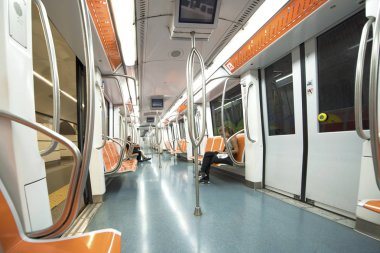 Roma, İtalya, - Ağustos 2018: neredeyse boş metro vagonu