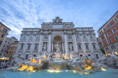 Rome, İtalya - Ağustos 2017: Trevi Çeşmesi akşam dusks, görünüm