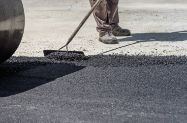 Şehrin sokaklarında kabilelerini asfalt