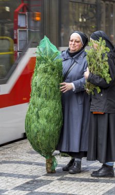Prag 'ın merkezinde Noel ağacı manzaralı rahibeler.