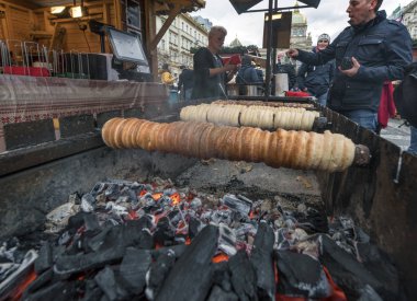 Prag 'ın merkezindeki Noel pazarında geleneksel trdelnik