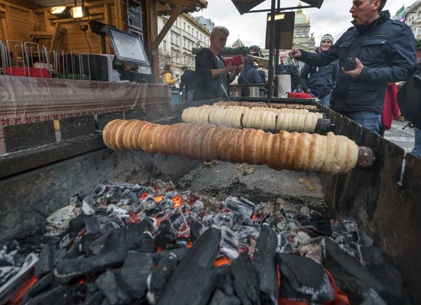 Tradycyjny Trdelnik Jarmarku Bożonarodzeniowym Centrum Pragi — Zdjęcie stockowe