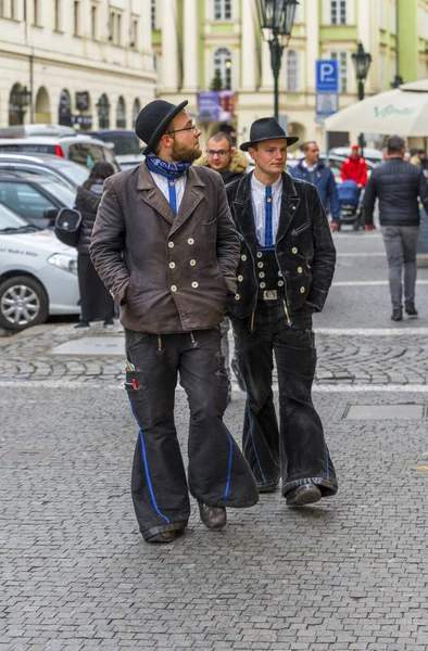 Prag Merkezinde Şık Adamlar Var — Stok fotoğraf