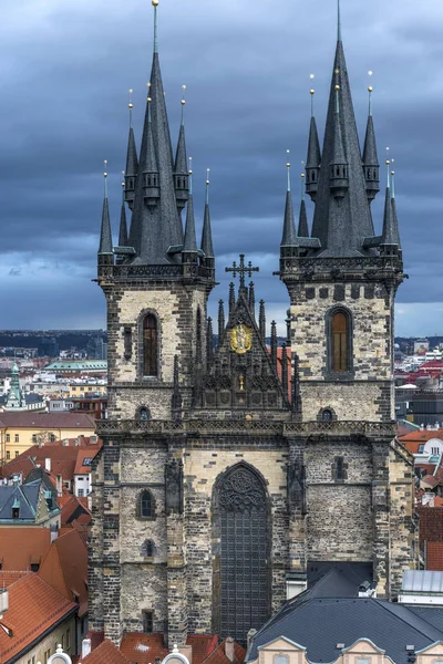 日没時のプラハのティン教会の眺め — ストック写真
