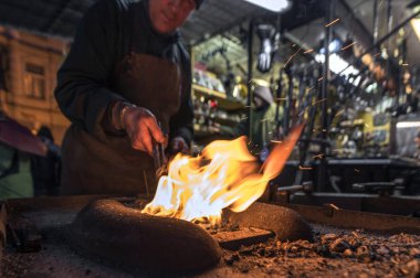 Prag 'daki Noel pazarında çalışan demirci.