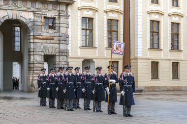 Prag Kalesi 'nde nöbetçi değişimi.