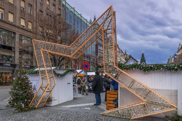 Prag Merkezinde Noel Süslemeleri — Stok fotoğraf