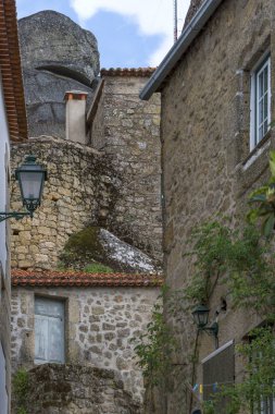 Portekiz, Monsanto 'da eşsiz bir taş köyün etrafında dolaşıyorlar.