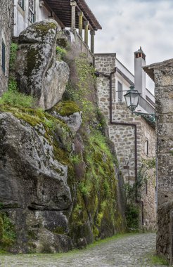 Portekiz, Monsanto 'da eşsiz bir taş köyün etrafında dolaşıyorlar.