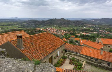 Portekiz 'in eşsiz taş köyü Monsanto' nun kırmızı çatıları