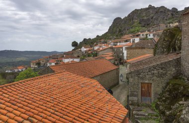 Portekiz 'in eşsiz taş köyü Monsanto' nun kırmızı çatıları