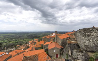 Portekiz 'in eşsiz taş köyü Monsanto' nun kırmızı çatıları