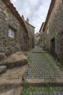Portekiz 'in eşsiz taş köyü Monsanto' nun dar sokaklarında yürüyorum.