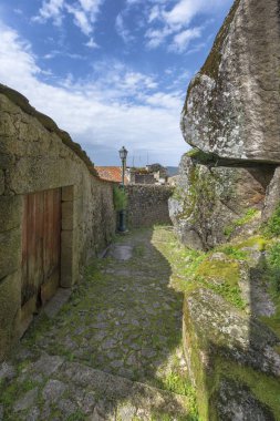Portekiz, Monsanto 'da eşsiz bir taş köyün etrafında dolaşıyorlar.