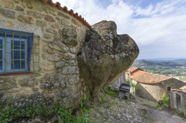 Portekiz 'in Monsanto köyündeki eşsiz taş evler.