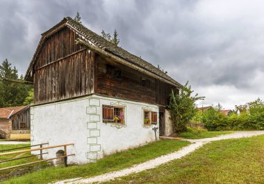 Salzburg Avusturya yakınlarındaki açık hava tarihi kırsal yaşam müzesindeki eski taş binalar.