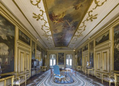 Portekiz 'deki Queluz kraliyet sarayının etkileyici iç mekanı.