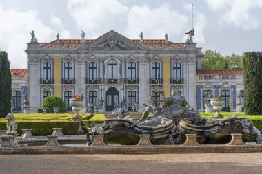 Queluz kraliyet sarayının parkındaki çeşme.