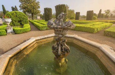 Queluz kraliyet sarayının parkındaki dekorasyon parçası.