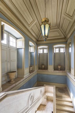 Portekiz, Queluz Sarayı 'nın merdivenlerinde.