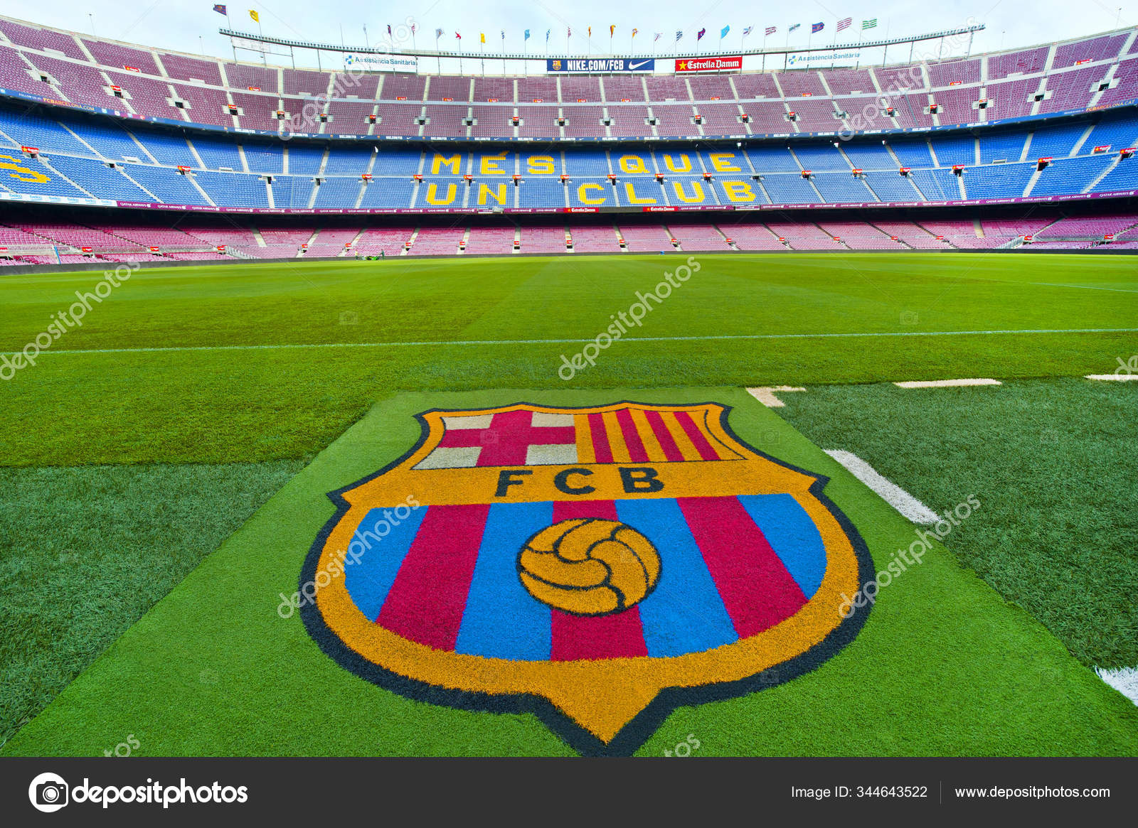 Fc巴塞罗那足球场草坪上的标志—— 库存社论照片© yorgy67 #344643522