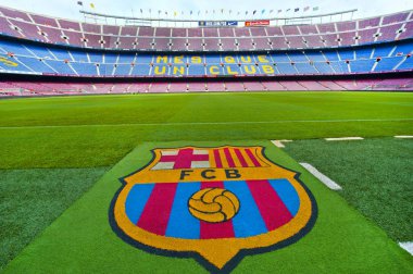 Kamp Nou Stadyumu 'nun çimlerinde Fc Barcelona amblemi