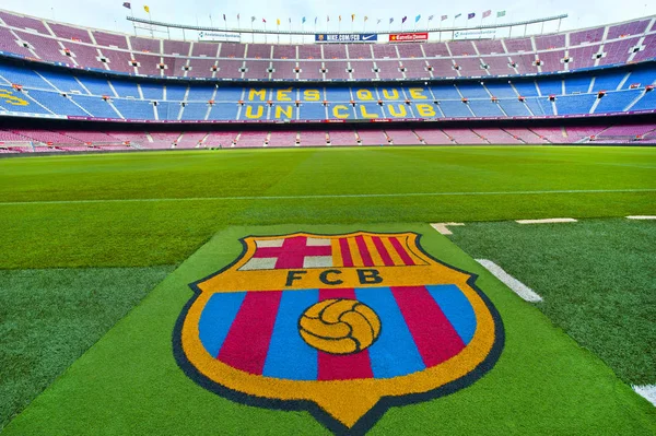 Barcelona Emblema Sull Erba Allo Stadio Camp Nou — Foto Stock