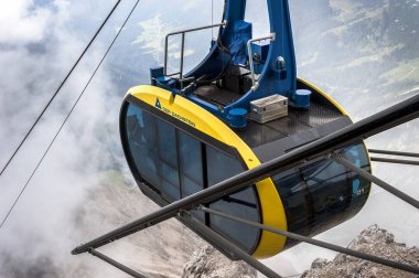 Avusturya Alplerinde Dachstein teleferik gondolu
