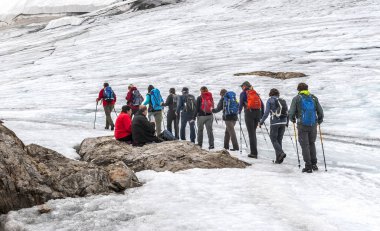 Avusturya Alplerinde Dachstein buzulunda yürüyüş.