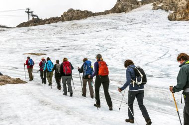 Avusturya Alplerinde Dachstein buzulunda yürüyüş.