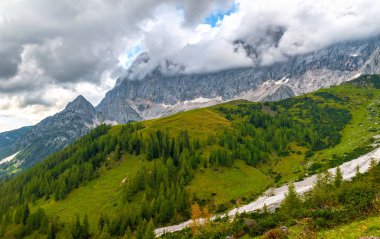 Avusturya Alplerinde sonbahar manzarası