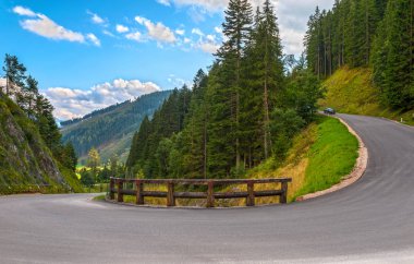 Alp yollarında araba sürmek