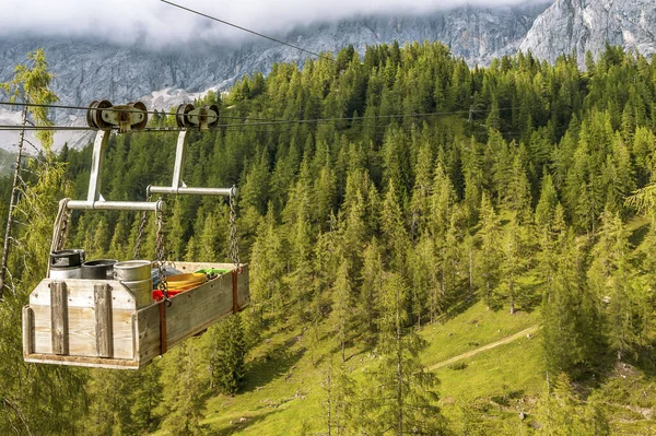 奥地利阿尔卑斯山的可爱的运输电缆机 — 图库照片