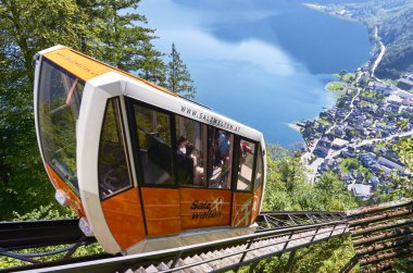 Halstatt 'ta modern füniküler güneşli bir günde, Avusturya