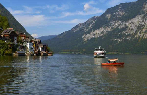奥地利哈尔斯塔特湖上的游轮 — 图库照片